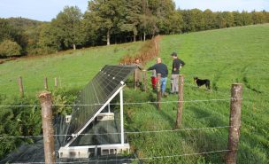 panneaux solaires dans un champ