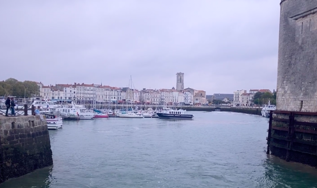 Vue du Vieux port de La Rochelle depuis la mer entre les deux tours