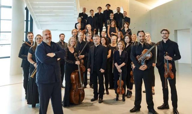 Le chef d'orchestre Marc Minkowski entouré des musiciens du Louvre