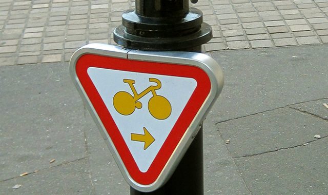 Le pannonceau "M12" qui autorise les cyclistes à passer au rouge si la voie est libre