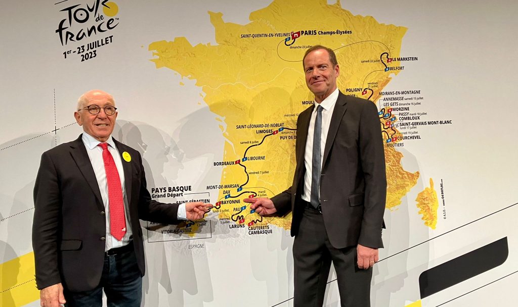 Jean-René Etchegaray et Inigo Urkullu devant la carte du Tour de France, le 26 octobre à Paris