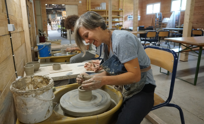 Sophie Guillevin, potier céramiste, expose et donne des cours de poterie aux « Grès Médocains ».