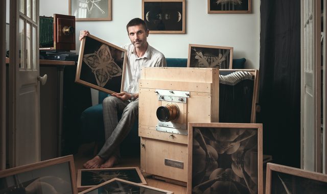 Autoportrait de Raphaël Laurand entourés de quelques uns de ses ambrotypes