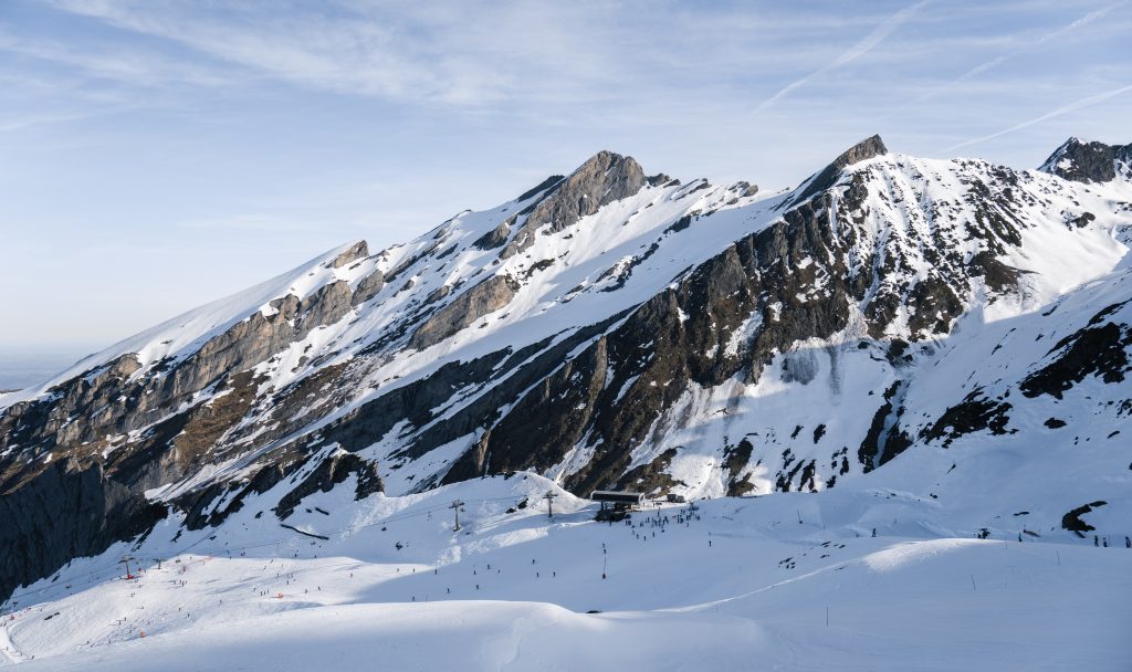 Piste de ski enneigée de la station de Gourette