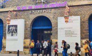 Photographie de l'entrée du CAPC Musée d'art contemporain de Bordeaux aux couleurs de l'expo Barbe à Papa