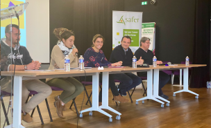 Des gens s'expriment à La Tribune lors de la conférence de la Safer de Charente-Maritime à Saintes