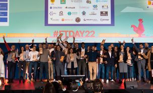 Un groupe de personnes les bras en l'air qui sourient. Ils sont les heureux lauréats de l'appel à projet NA20 lancé par la French Tech et qui récompense des start-ups à impact