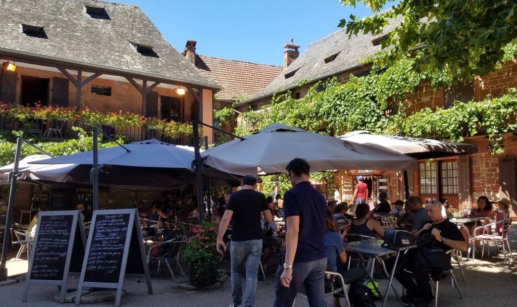 Une terrasse de restaurant dans le village de Collonges-la-Rouge en Corrèze