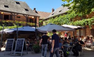 Une terrasse de restaurant dans le village de Collonges-la-Rouge en Corrèze