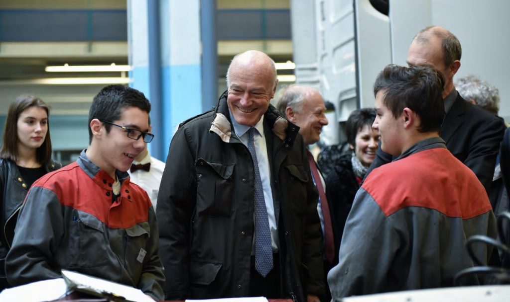 Alain Rousset en visite en visite dans les ateliers du lycée Jean-Albert Grégoire de Soyaux, discute avec deux jeunes lycéens