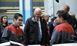 Alain Rousset en visite en visite dans les ateliers du lycée Jean-Albert Grégoire de Soyaux, discute avec deux jeunes lycéens