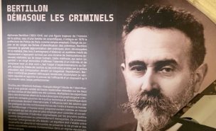 À l'entrée de l'exposition, une préface sur Alphonse Bertillon, pionnier de la science du crime