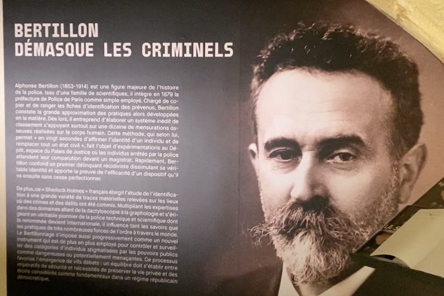 À l'entrée de l'exposition, une préface sur Alphonse Bertillon, pionnier de la science du crime