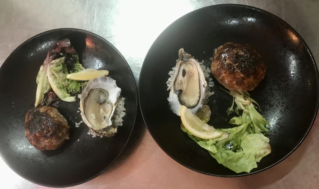 Le plat à base d'huîtres du Médoc et de crépinettes girondines réalisé par Sylvie Maly, cheffe cuisinière et co-gérante du restaurant Le Jardin Pêcheur, à Bordeaux