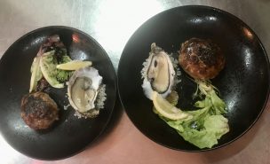 Le plat à base d'huîtres du Médoc et de crépinettes girondines réalisé par Sylvie Maly, cheffe cuisinière et co-gérante du restaurant Le Jardin Pêcheur, à Bordeaux