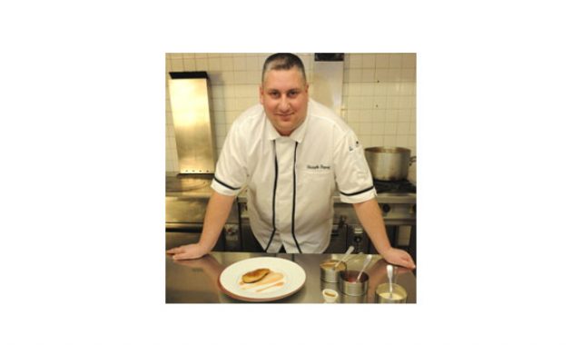 Le chef étoilé Christophe Dupouy dans la cuisine de son restaurant, Les Clefs d'Argent 