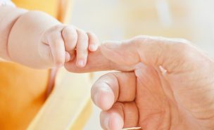 Un parent tient la main de son enfant
