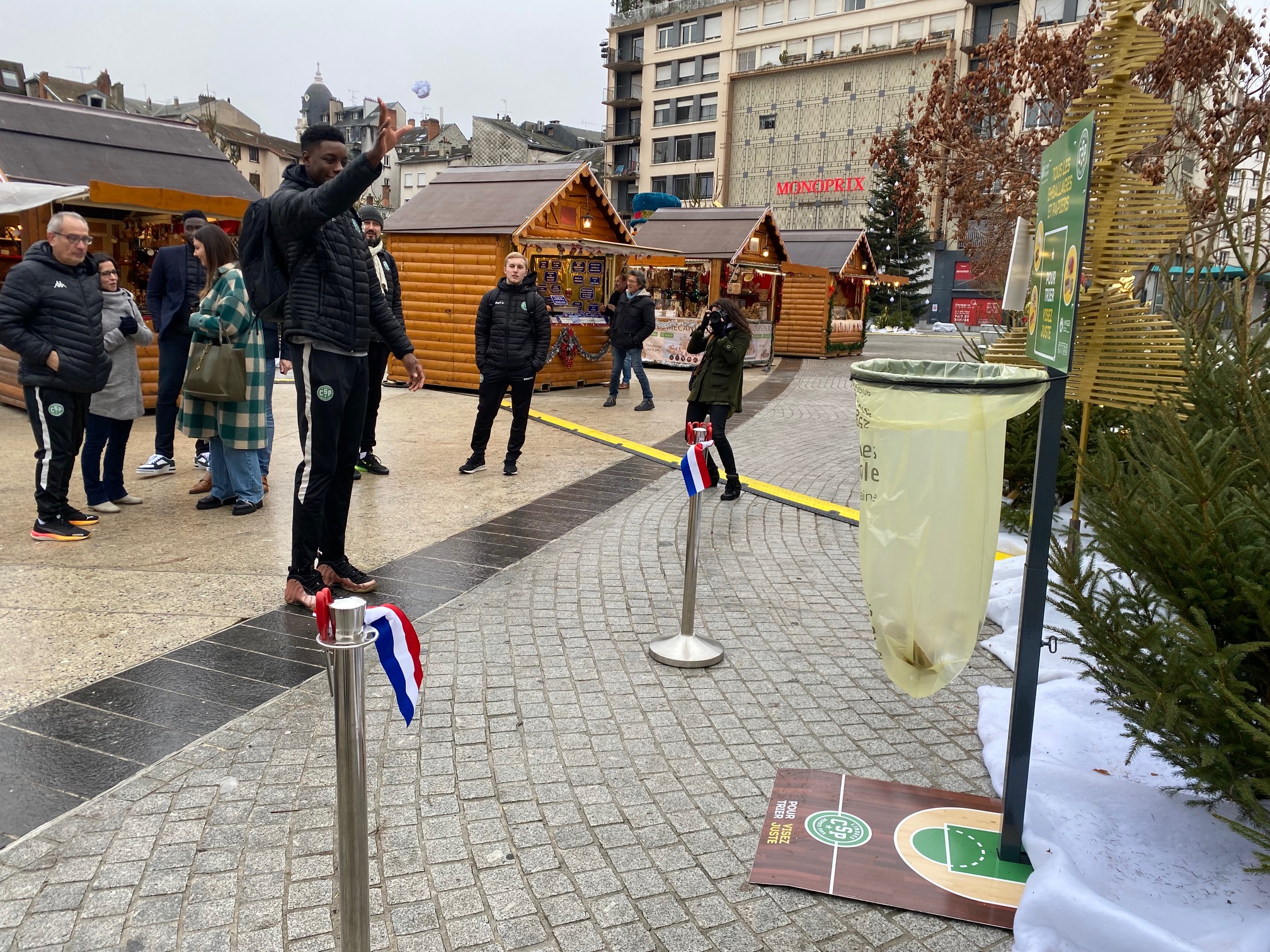 Montpellier : Pour sensibiliser les écoliers, la mairie transforme les  poubelles en paniers de basket
