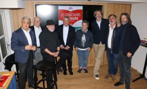 le jury du prix le Basque et la plume avec le maire de Bayonne, Jean-René Etchegaray et le maire adjoint Yves Ugalde