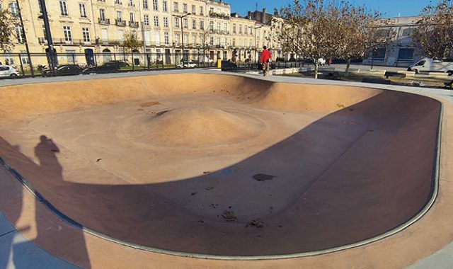 Photographie du bowl du skatepark des chartrons