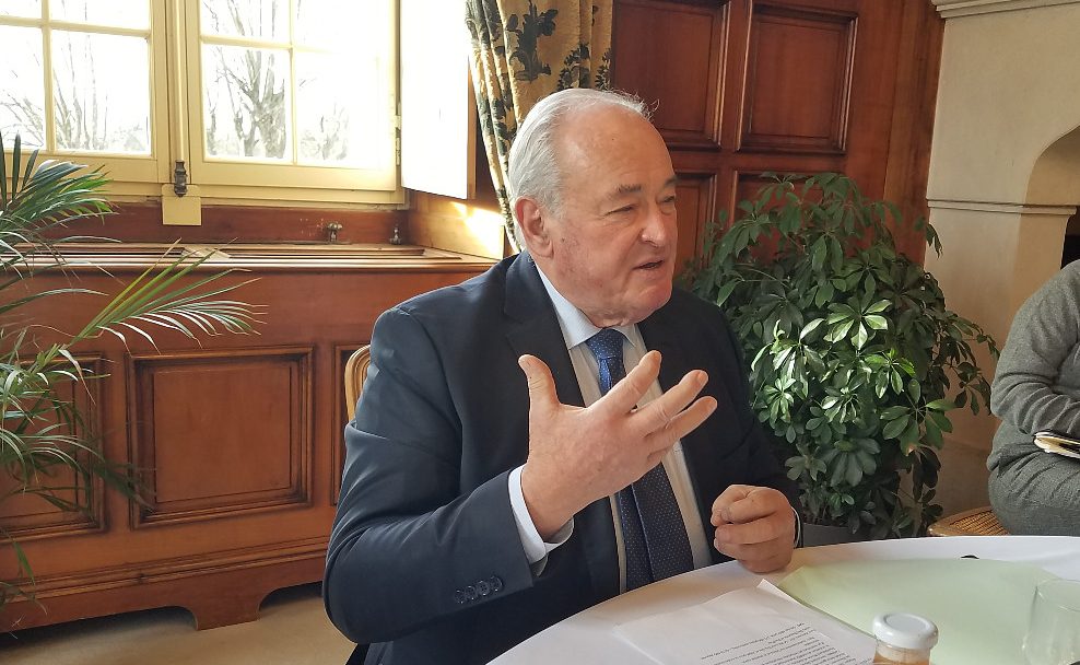 Jean Jacques Lasserre, le président du département des Pyrénées-Atlantiques attablé, parle avec animation