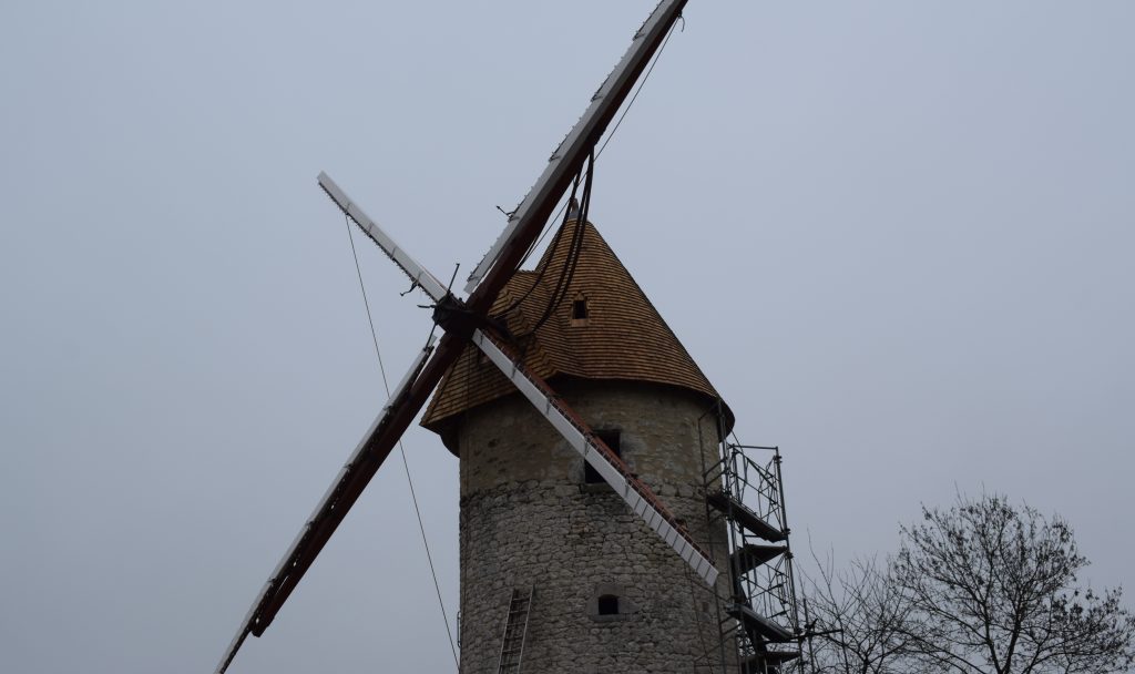 Le moulin de Citole a retrouvé sa charpente et sa couverture en bois, ainsi que ses ailes, de type Berton, qui fonctionnent comme un éventail et sont également en bois. De quoi lui redonner une autre allure.
