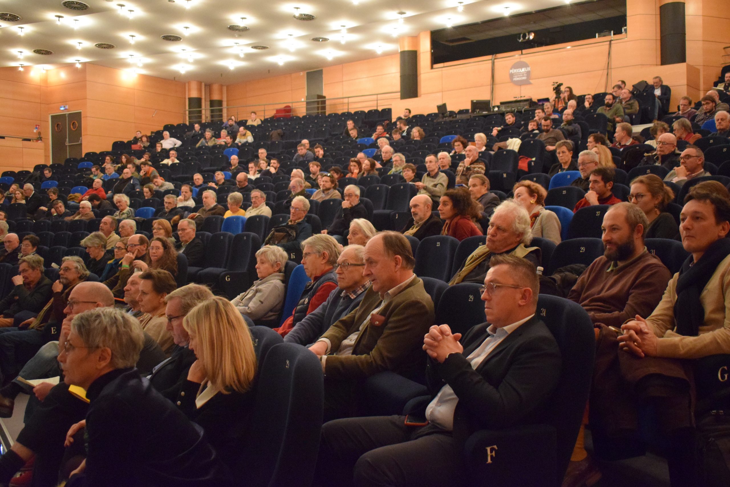 L'amphithéâtre du théâtre de l'Odyssée à Périgueux est resté rempli tout au long de la journée, plus de 600 personnes ayant défilé dans l'assistance au total, preuve de l'intérêt du sujet et des débats pour le grand public.