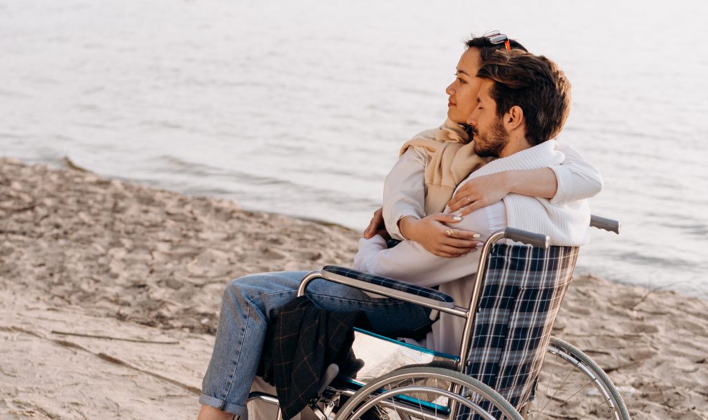 Un couple dont une personne est en fauteuil roulant