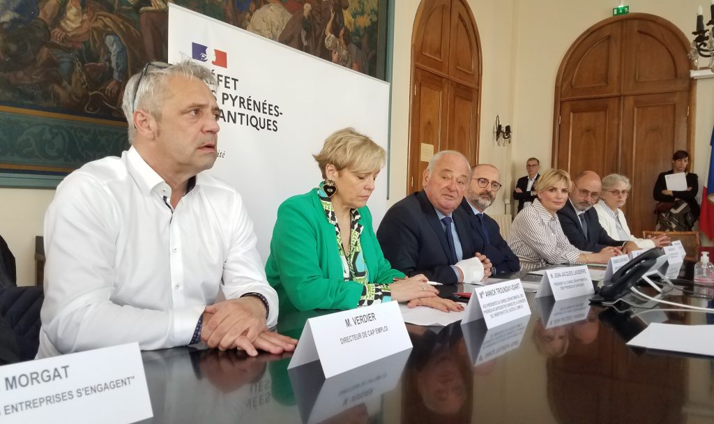 Des hommes et des femmes assis présentent à la presse le nouveau dispositif du RSA qui s'apprête a être expérimenté dans les département des Pyrénées-Atlantiques