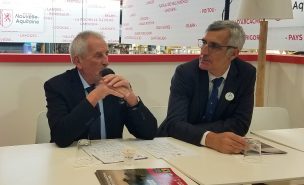 Deux hommes assis à une table micro en mains : Jean-Pierre Raynaud, vice président de la région et Luc Servant, Président de la Chambre d'agriculture de Nouvelle-Aquitaine
