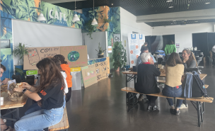 Le Café des Bifurqués prganisé à Cap Sciences à permis au publoc de manger avec des personnes qui se sont engagées dans l'écologie.
