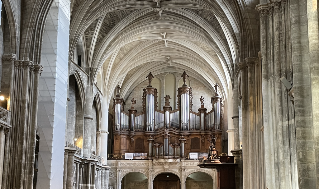 L'orgue central de la cathédrale Saint-André avant sa restauration.