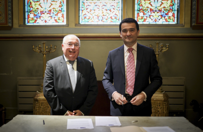 Jean-Claude Fayat, président de la Fondation Clément Fayat et jean-Denis Portelli, Président de l'association Cathédra signent une convention de mécénat.