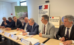 Pierre-André Durand, préfet coordonnateur du bassin Adour-Garonne, signe le Pacte 2022-2027 aux côtés de ses collaborateurs.