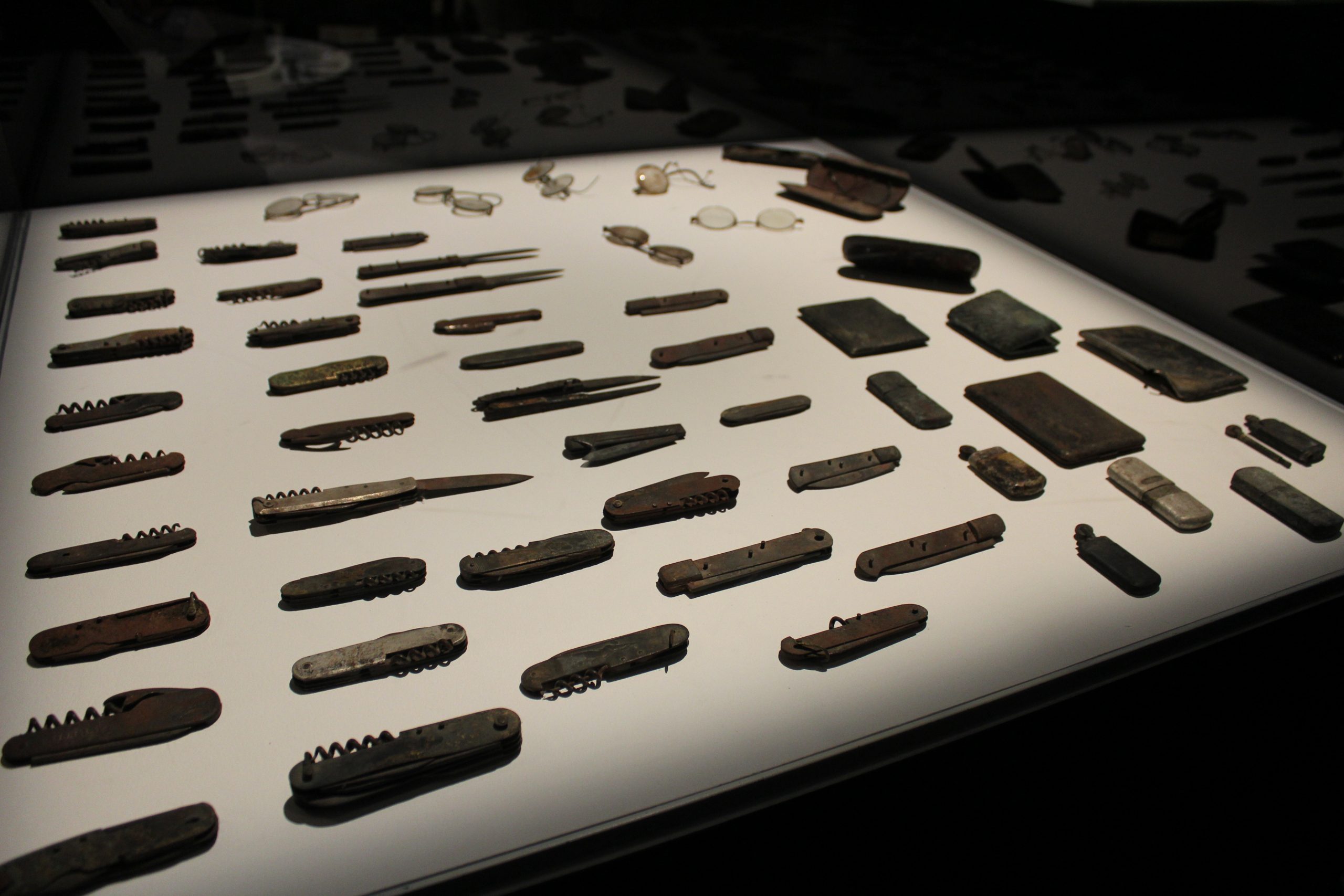 Une vitrine expose des dizaines de couteaux laissés par les victimes du massacre d'Oradour sur Glane