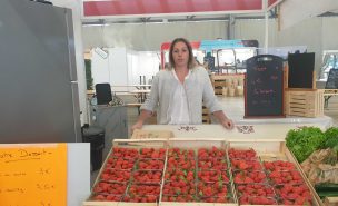 Pauline de Biasi vend ses toutes dernières fraises au Salon de l'agriculture.