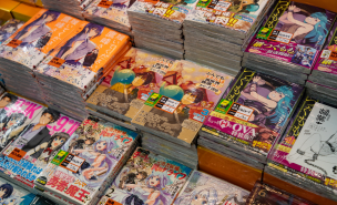 Des mangas japonais posés les uns à coté des autres.