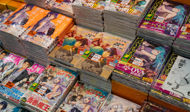Des mangas japonais posés les uns à coté des autres.
