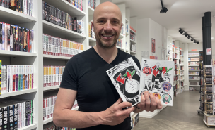 Mathieu Saint-Denis, gérant de Manga Kat pose avec ses mangas coup de coeur Evol de Atushi Kaneko édition Delcourt-Tonkam