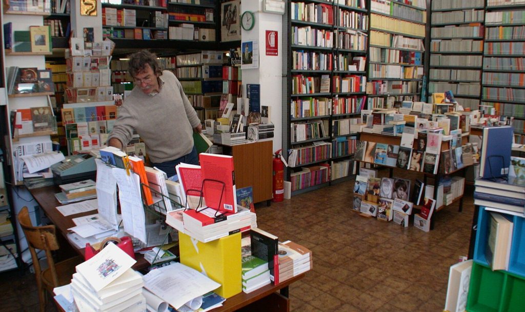 Un homme dans une librairie