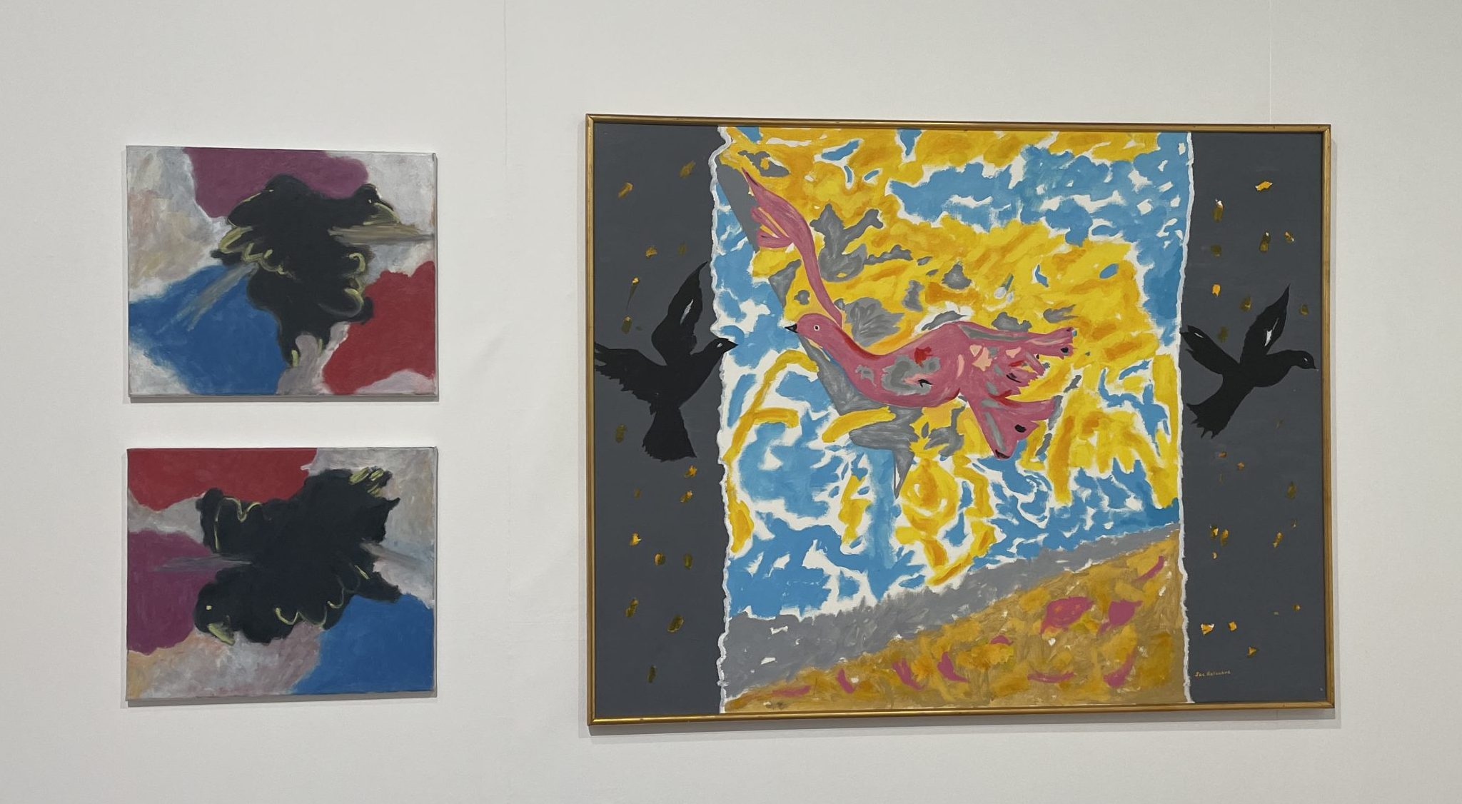 Trois tableaux peint par Simon Rayssac, peintre bordelais. Elles représentent des corbeaux et un oiseau coloré.