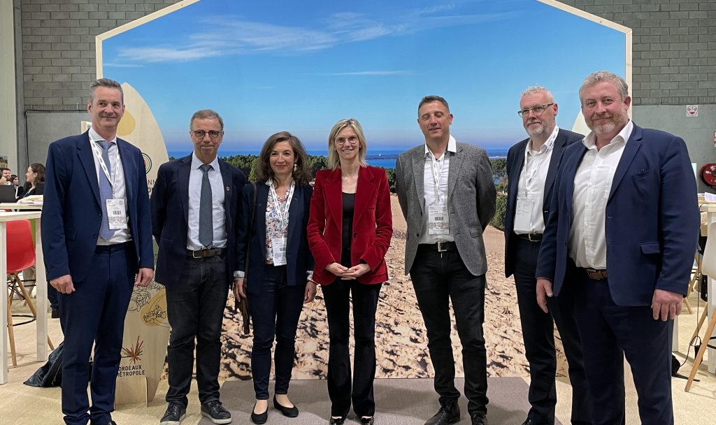 De gauche à droite : Pierre Hurmic, Claudine Bichet, Agnès Pannier-Runacher et des préfets réunis aux Assises européennes de la transition énergétique.