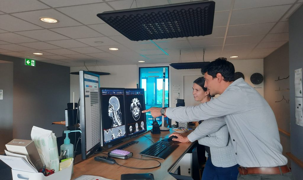 Débora Mandon, respondable administratif du centre IMADIS de Bordeaux sur la gauche, à ses côtés, Hubert Nivet, référent médical et radiologue associé à Bordeaux. Tous les deux sont en train d'analyser une image en IA.