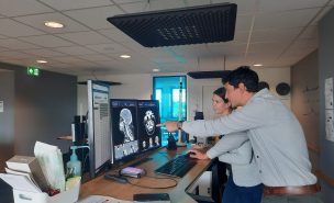 Débora Mandon, respondable administratif du centre IMADIS de Bordeaux sur la gauche, à ses côtés, Hubert Nivet, référent médical et radiologue associé à Bordeaux. Tous les deux sont en train d'analyser une image en IA.