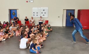 Un conteur en représentation devant un public d'enfants