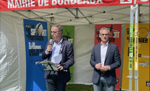 Pierre Hurmic, Maire de Bordeaux à gauche et Mathieu Hazouard, adjoint délégué au sport à sa droite annoncent les événements sportifs bordelais 2023-2024.