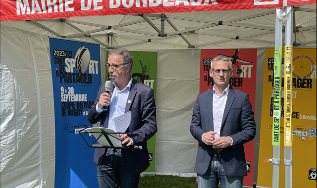 Pierre Hurmic, Maire de Bordeaux à gauche et Mathieu Hazouard, adjoint délégué au sport à sa droite annoncent les événements sportifs bordelais 2023-2024.