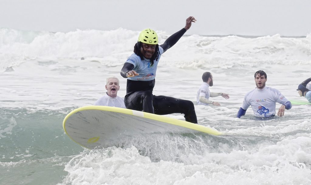 Un surfer malvoyant fait du surf sur les vagues de Lacanau
