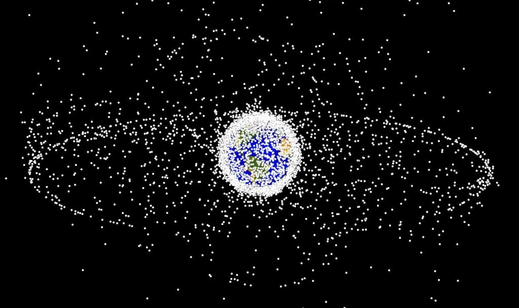 Une image générée par ordinateur des objets suivis en orbite terrestre suivis.