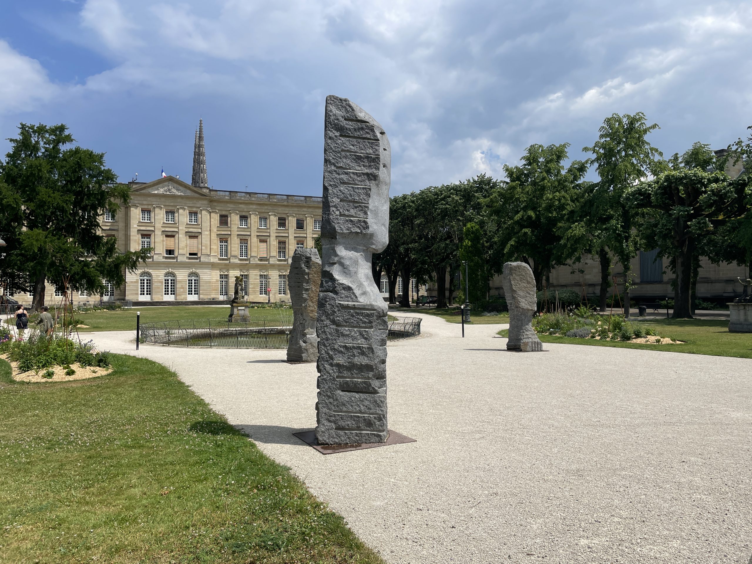 3 sculptures monumentales de Denis Monfleur dans les jardins du Musée des Beaux Arts